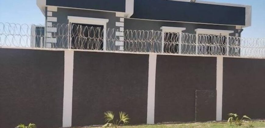 A vendre une belle villa T5 neuve de 170 m2 habitable sur un terrain de 1000m2 située à Ivato