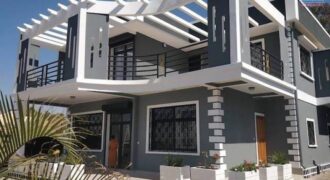 A vendre une belle villa T5 neuve de 170 m2 habitable sur un terrain de 1000m2 située à Ivato