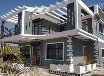A vendre une belle villa T5 neuve de 170 m2 habitable sur un terrain de 1000m2 située à Ivato