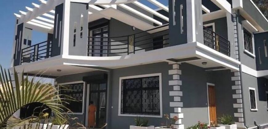 A vendre une belle villa T5 neuve de 170 m2 habitable sur un terrain de 1000m2 située à Ivato
