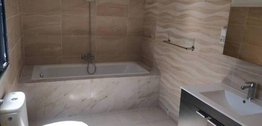 A vendre une belle villa T5 neuve de 170 m2 habitable sur un terrain de 1000m2 située à Ivato