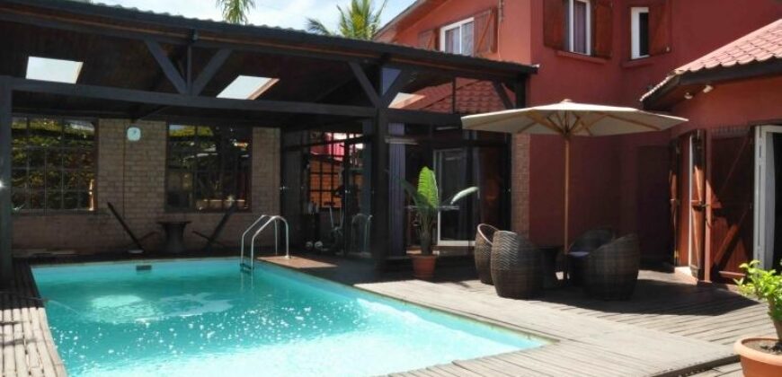 En vente une belle villa F5 de 200 m2 avec piscine située dans le quartier résidentiel de Mandrosoa Ivato