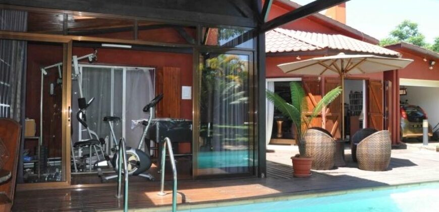 En vente une belle villa F5 de 200 m2 avec piscine située dans le quartier résidentiel de Mandrosoa Ivato