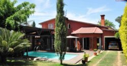 En vente une belle villa F5 de 200 m2 avec piscine située dans le quartier résidentiel de Mandrosoa Ivato