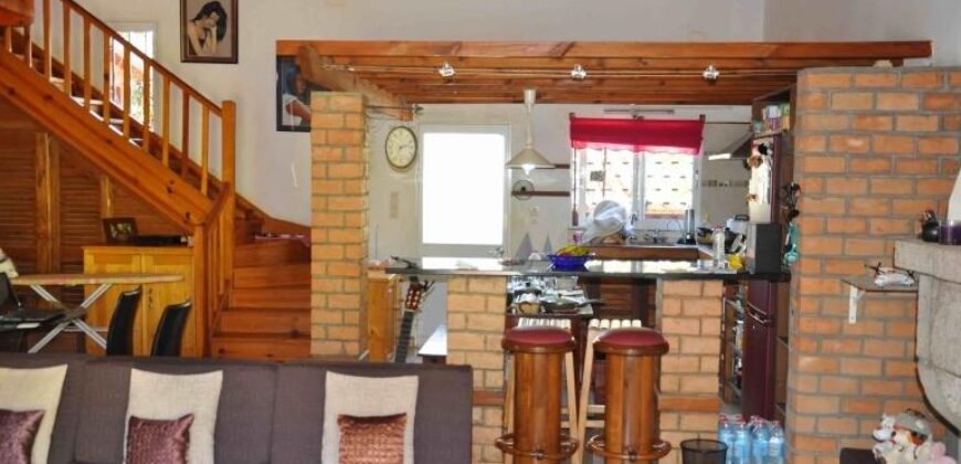 En vente une belle villa F5 de 200 m2 avec piscine située dans le quartier résidentiel de Mandrosoa Ivato