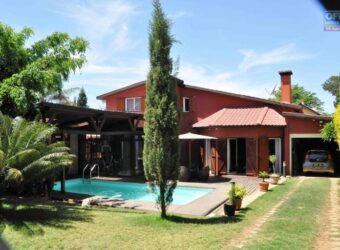 En vente une belle villa F5 de 200 m2 avec piscine située dans le quartier résidentiel de Mandrosoa Ivato