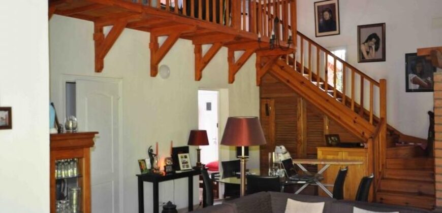 En vente une belle villa F5 de 200 m2 avec piscine située dans le quartier résidentiel de Mandrosoa Ivato