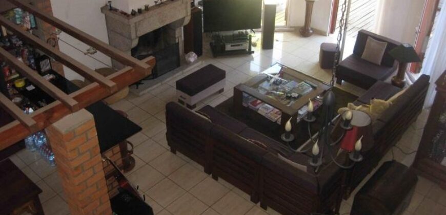 En vente une belle villa F5 de 200 m2 avec piscine située dans le quartier résidentiel de Mandrosoa Ivato