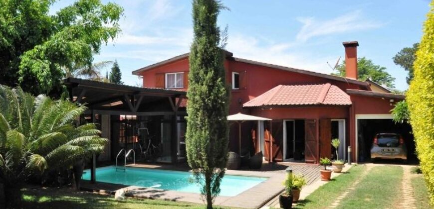 En vente une belle villa F5 de 200 m2 avec piscine située dans le quartier résidentiel de Mandrosoa Ivato