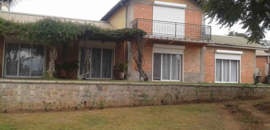 A vendre une villa à étage située dans le quartier résidentiel d’Amboaroy à Ambohibao