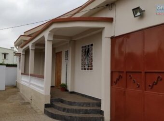 A vendre une charmante villa T4 sur un terrain de 415 m2 située à Ambatolampy Tsimahafotsy