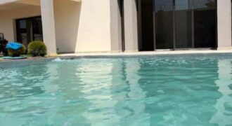 En location une superbe villa T5 avec piscine située dans un quartier calme et résidentiel à Mandrosoa Ivato