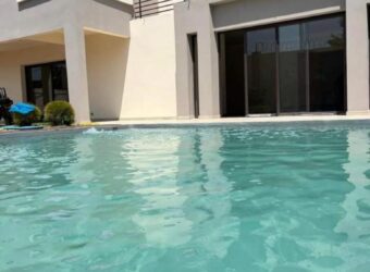En location une superbe villa T5 avec piscine située dans un quartier calme et résidentiel à Mandrosoa Ivato
