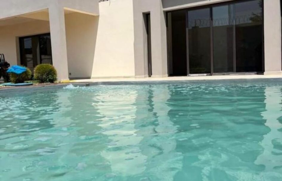 En location une superbe villa T5 avec piscine située dans un quartier calme et résidentiel à Mandrosoa Ivato