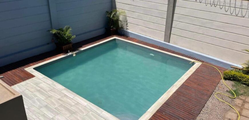En location une superbe villa T5 avec piscine située dans un quartier calme et résidentiel à Mandrosoa Ivato