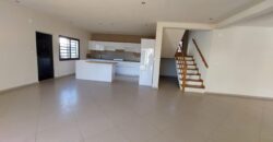 En location une superbe villa T5 avec piscine située dans un quartier calme et résidentiel à Mandrosoa Ivato