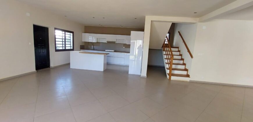 En location une superbe villa T5 avec piscine située dans un quartier calme et résidentiel à Mandrosoa Ivato