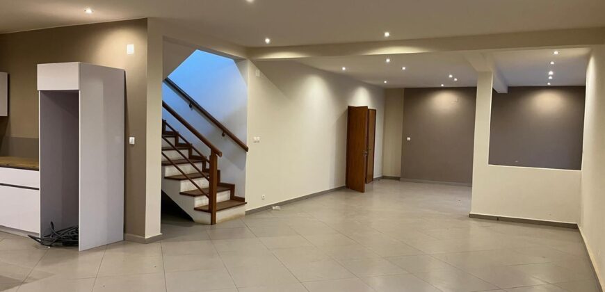 En location une superbe villa T5 avec piscine située dans un quartier calme et résidentiel à Mandrosoa Ivato