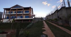 A vendre une spacieuse villa T9 sur un terrain de 1500 m2 située dans un quartier résidentiel calme à Manazary Ilafy