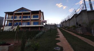 A vendre une spacieuse villa T9 sur un terrain de 1500 m2 située dans un quartier résidentiel calme à Manazary Ilafy