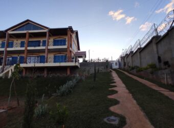A vendre une spacieuse villa T9 sur un terrain de 1500 m2 située dans un quartier résidentiel calme à Manazary Ilafy