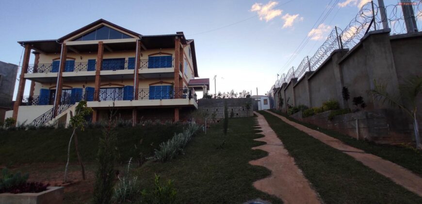 A vendre une spacieuse villa T9 sur un terrain de 1500 m2 située dans un quartier résidentiel calme à Manazary Ilafy