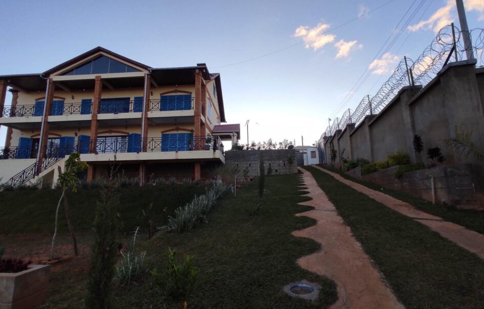 A vendre une spacieuse villa T9 sur un terrain de 1500 m2 située dans un quartier résidentiel calme à Manazary Ilafy