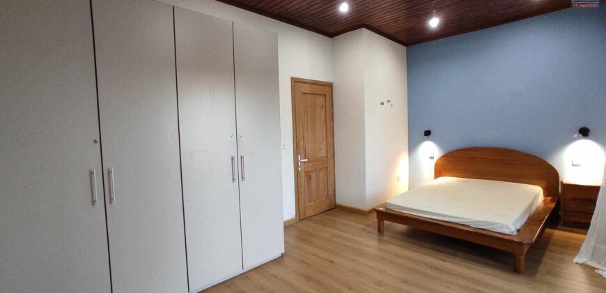 A vendre une spacieuse villa T9 sur un terrain de 1500 m2 située dans un quartier résidentiel calme à Manazary Ilafy