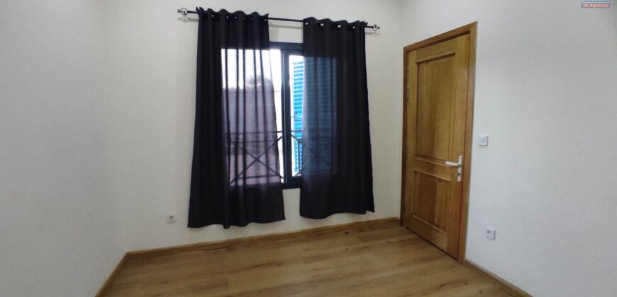 A vendre une spacieuse villa T9 sur un terrain de 1500 m2 située dans un quartier résidentiel calme à Manazary Ilafy