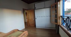 A vendre une spacieuse villa T9 sur un terrain de 1500 m2 située dans un quartier résidentiel calme à Manazary Ilafy