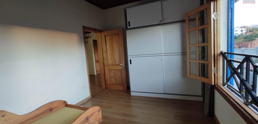 A vendre une spacieuse villa T9 sur un terrain de 1500 m2 située dans un quartier résidentiel calme à Manazary Ilafy