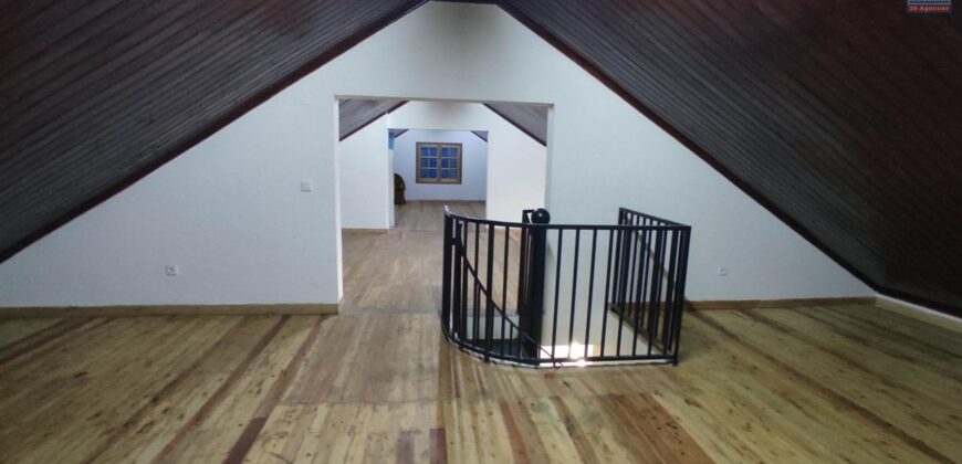 A vendre une spacieuse villa T9 sur un terrain de 1500 m2 située dans un quartier résidentiel calme à Manazary Ilafy