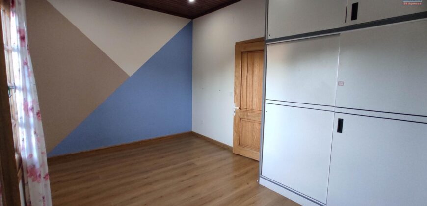 A vendre une spacieuse villa T9 sur un terrain de 1500 m2 située dans un quartier résidentiel calme à Manazary Ilafy