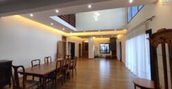 A vendre une spacieuse villa T9 sur un terrain de 1500 m2 située dans un quartier résidentiel calme à Manazary Ilafy