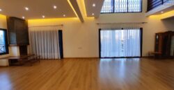 A vendre une spacieuse villa T9 sur un terrain de 1500 m2 située dans un quartier résidentiel calme à Manazary Ilafy