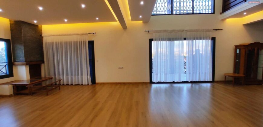 A vendre une spacieuse villa T9 sur un terrain de 1500 m2 située dans un quartier résidentiel calme à Manazary Ilafy
