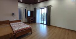 A vendre une spacieuse villa T9 sur un terrain de 1500 m2 située dans un quartier résidentiel calme à Manazary Ilafy