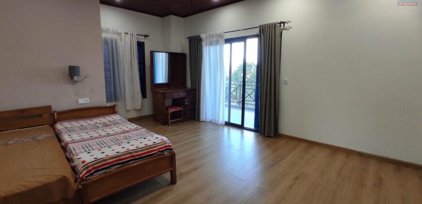 A vendre une spacieuse villa T9 sur un terrain de 1500 m2 située dans un quartier résidentiel calme à Manazary Ilafy