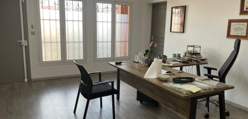 A louer plusieurs locaux commerciaux situés au premier étage d’un centre commercial à Ambodivona