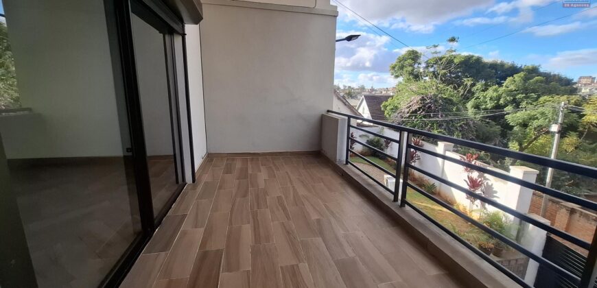 A louer un agréable appartement T4 situé à Androhibe