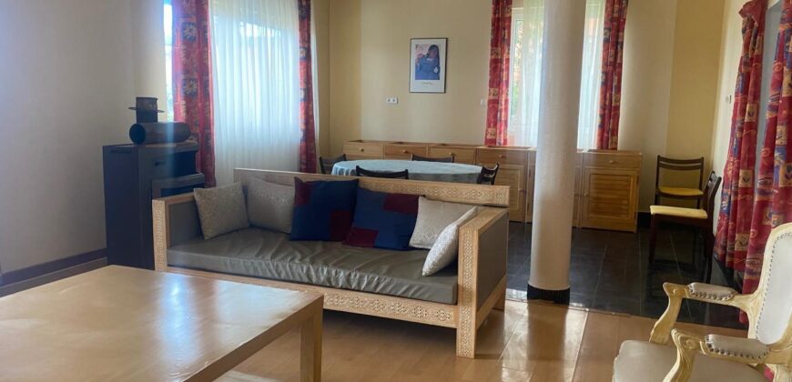 A louer un charmant appartement T3 meublé situé à Ambohimiandra