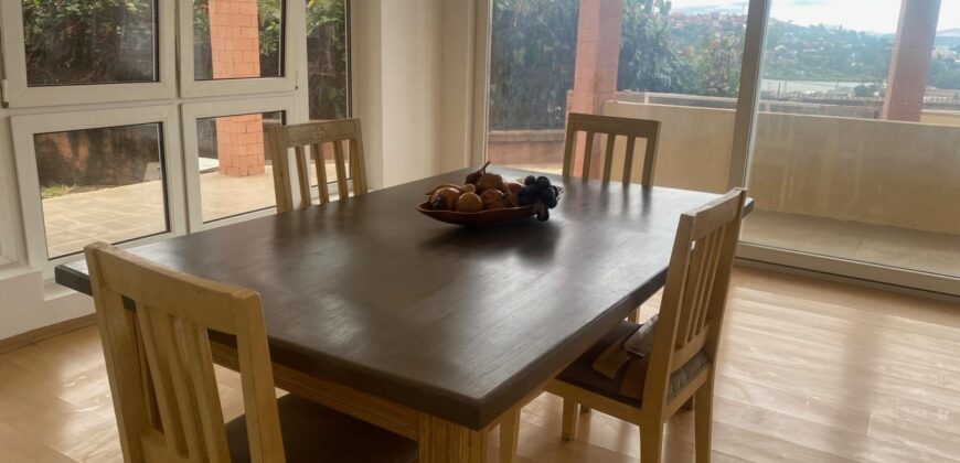 A louer un charmant appartement T3 meublé situé à Ambohimiandra