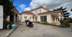 A vendre une belle villa T5 de 200 m2 habitable sur un terrain de 1000m2 située à Andranoro,