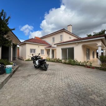 A vendre une belle villa T5 de 200 m2 habitable sur un terrain de 1000m2 située à Andranoro,
