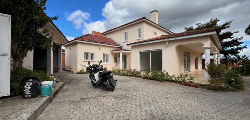 A vendre une belle villa T5 de 200 m2 habitable sur un terrain de 1000m2 située à Andranoro,