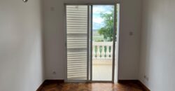 A vendre une belle villa T5 de 200 m2 habitable sur un terrain de 1000m2 située à Andranoro,