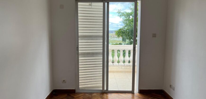 A vendre une belle villa T5 de 200 m2 habitable sur un terrain de 1000m2 située à Andranoro,