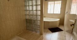 A vendre une belle villa T5 de 200 m2 habitable sur un terrain de 1000m2 située à Andranoro,