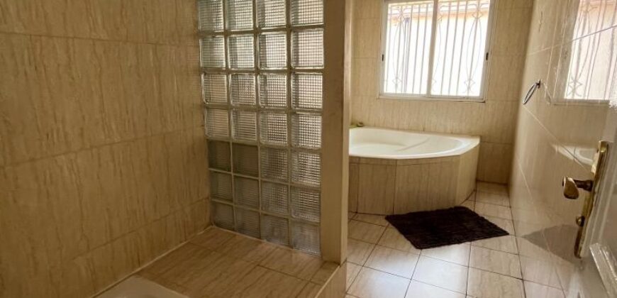 A vendre une belle villa T5 de 200 m2 habitable sur un terrain de 1000m2 située à Andranoro,