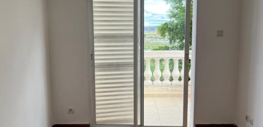 A vendre une belle villa T5 de 200 m2 habitable sur un terrain de 1000m2 située à Andranoro,